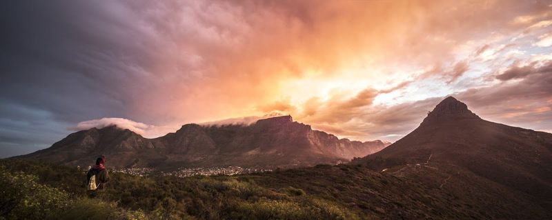 Les jours nuageux se transforment en couchers de soleil spectaculaires sur Table Mountain