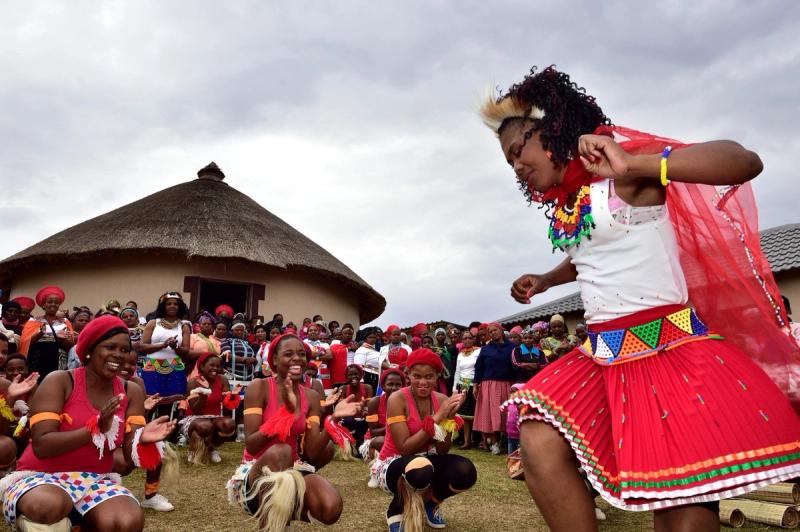 Zulu-Frauen, die bunte Perlen tragen, führen einen traditionellen Tanz auf