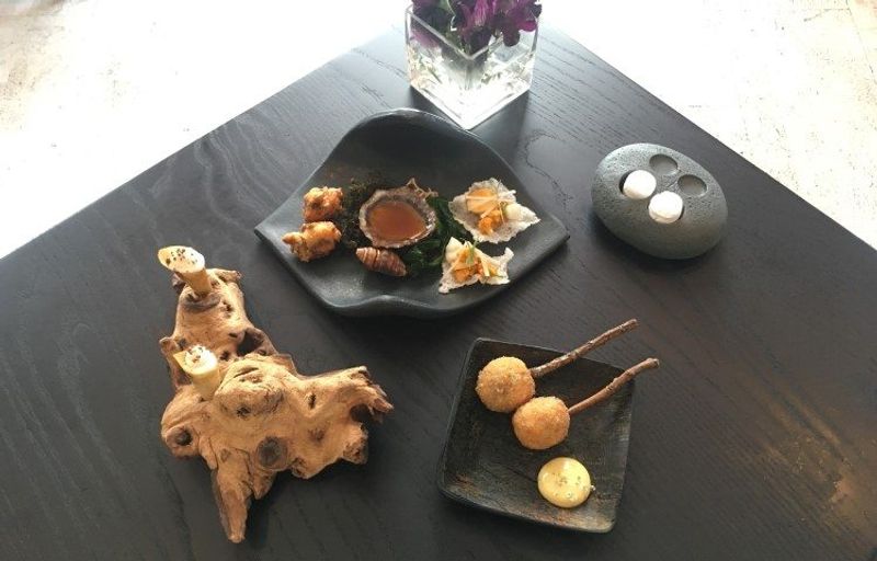 Aufwändig angerichtetes Essen im Greenhouse Restaurant, Fine Dining Kapstadt