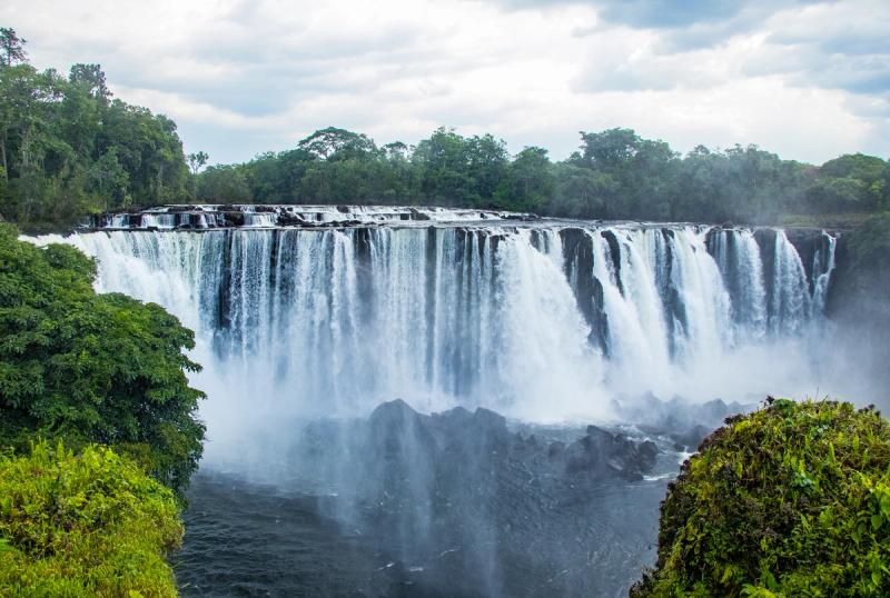DIe Lumangwe Falls in Sambia sind neben den Victoria-Fällen ein wasserreiches Highlight