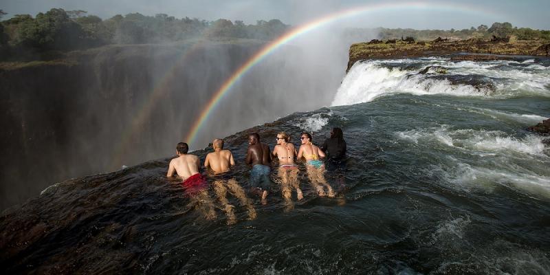 Um grupo na beira da Piscina do Diabo, Crédito da imagem: Livingstone Island