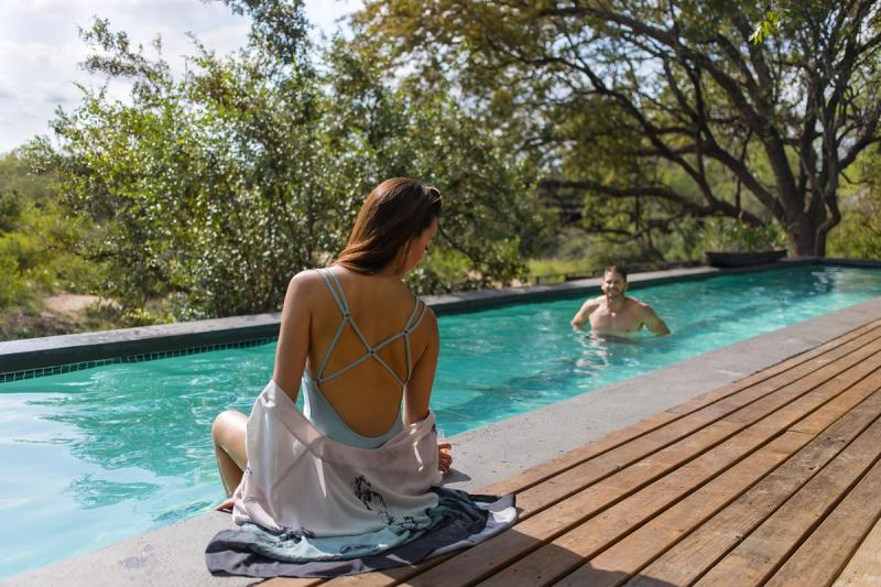 24 Stunden auf Safari: Entspannung am Swimmingpool
