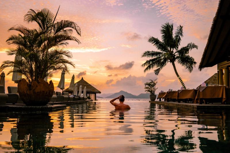Piscina de luxo, resort tropical, pôr-do-sol, Seicheles