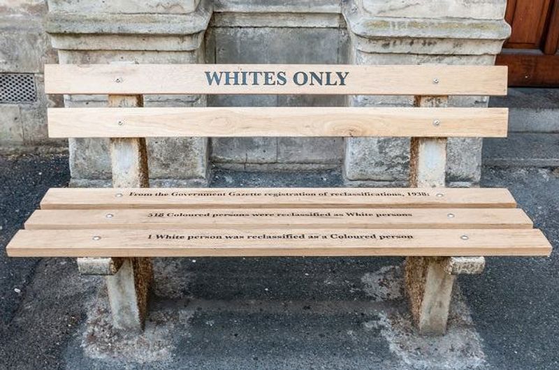 Eine Bank mit der Aufschrift "Whites only" - Apartheid in Südafrika