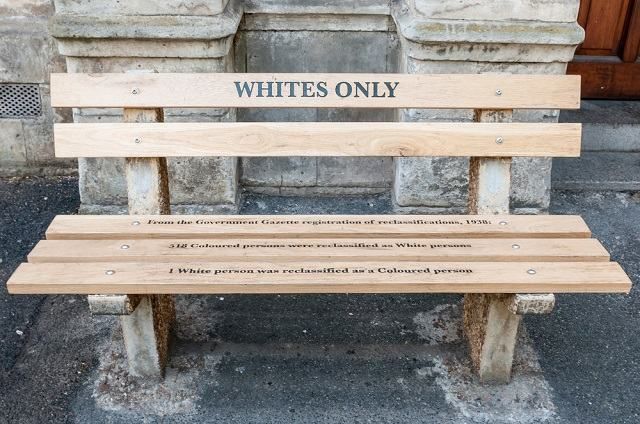 Eine Bank mit der Aufschrift "Whites only" - Apartheid in Südafrika