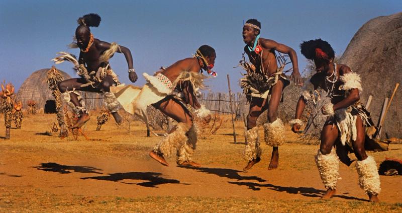 4 Zulu-Männer führen einen traditionellen Tanz auf