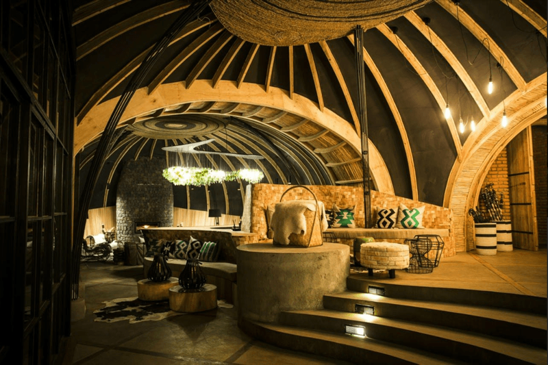 L'un des lodges safari insolites en Afrique que nous préférons : Bisate Lodge.