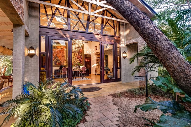 Un hotel boutique de lujo en un antiguo bosque de teca
