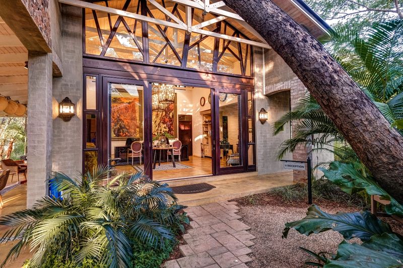 Un hotel boutique de lujo en un antiguo bosque de teca