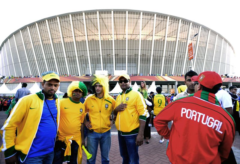 Aficionados ante el estadio de Durban durante el Mundial de Sudáfrica 2010