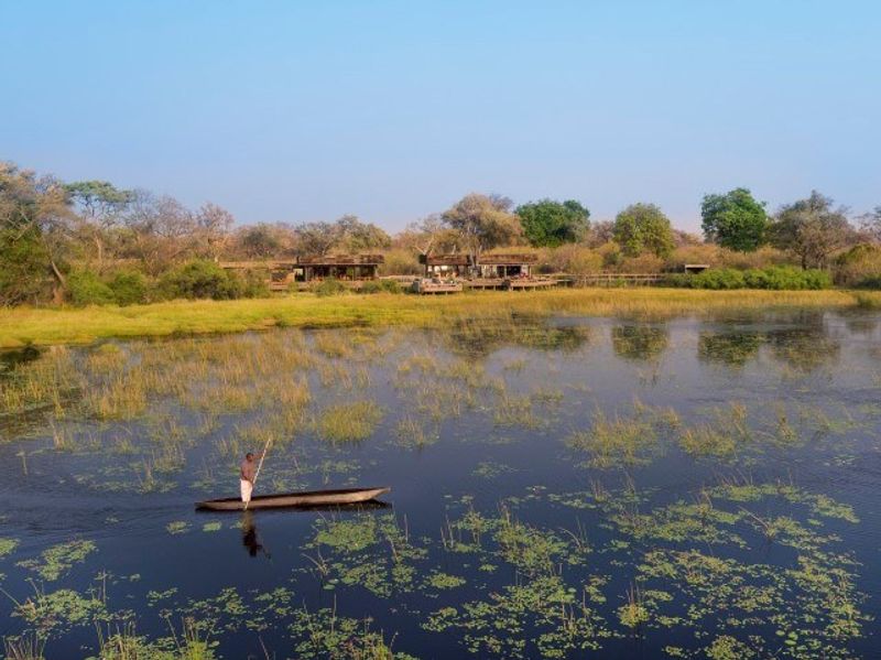 Anja in Botswana: Ein Mann in einem Mokoro im Okavango Delta