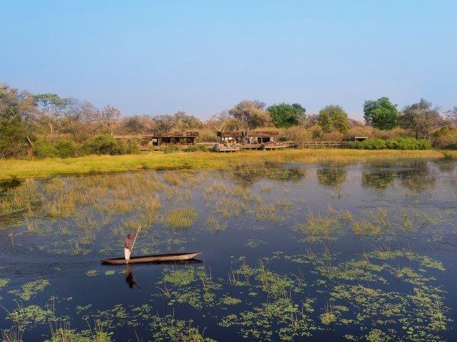 Anja in Botswana: Ein Mann in einem Mokoro im Okavango Delta