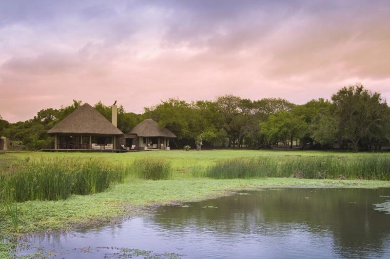&Beyond Phinda Zuka Lodge fait face à un point d’eau