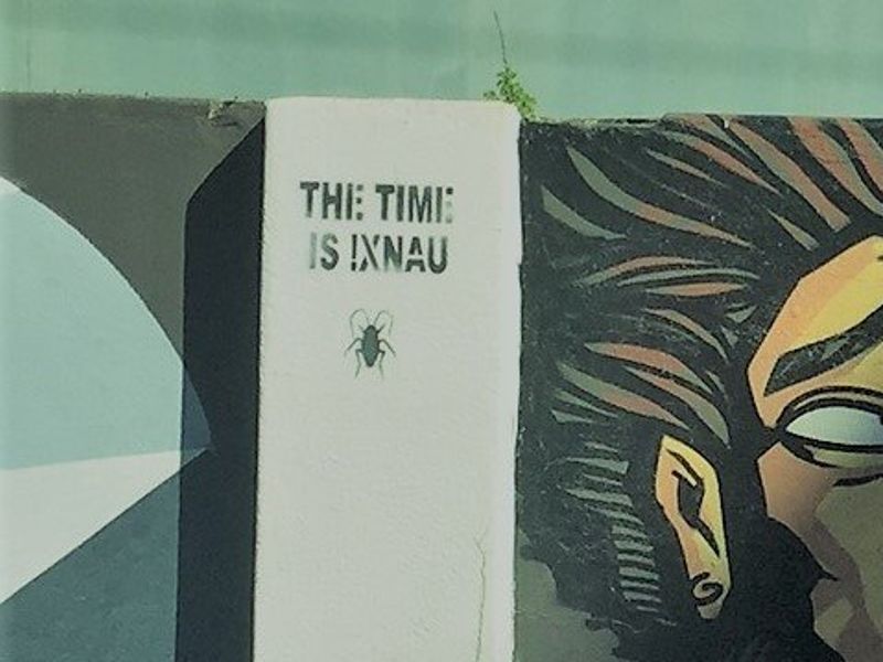 Schriftzug neben einem Graffitti in Woodstock