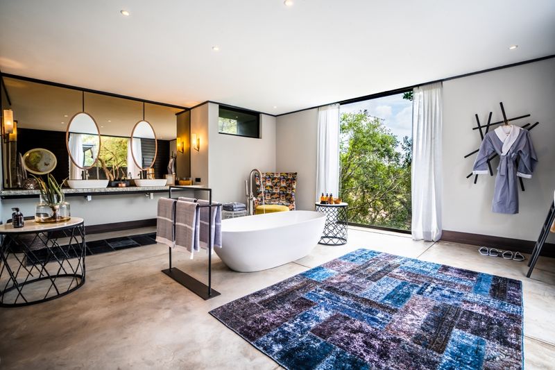 Badezimmer in einer Suite von Silvan Safari