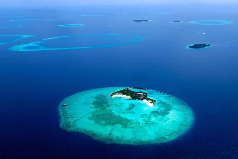 Kleine Insel umgeben von türkisblauem Wasser im Indischen Ozean