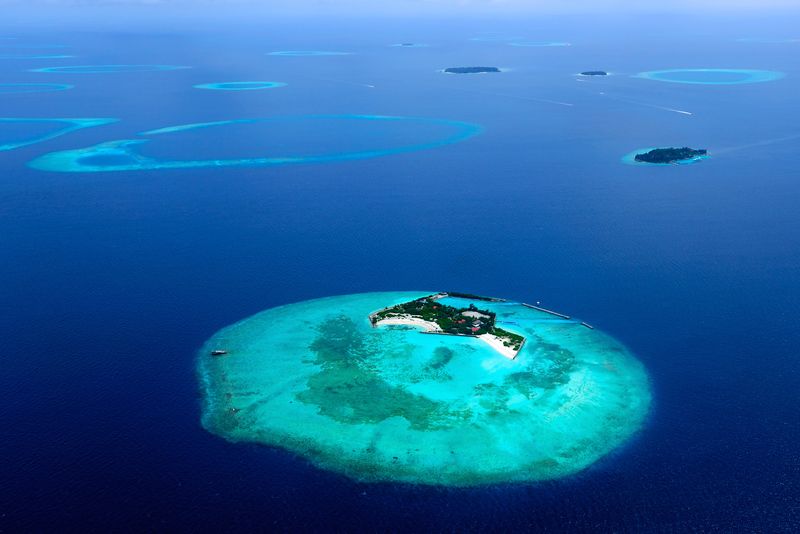 Kleine Insel umgeben von türkisblauem Wasser im Indischen Ozean