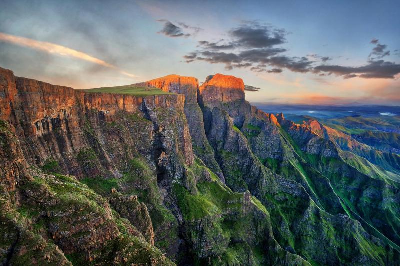 Die surrealen Drakensberge in Südafrika