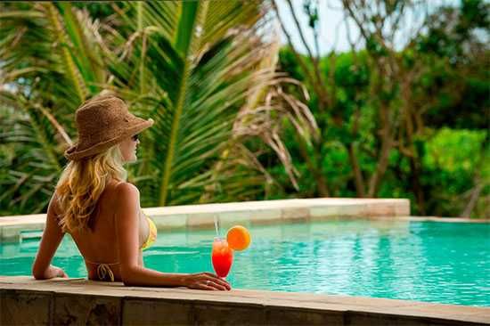 White Pearl | Pool Bar