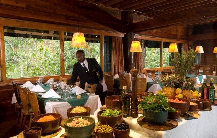 Prunkvolle Tischdekoration in der Serena Mountain Lodge in Kenia