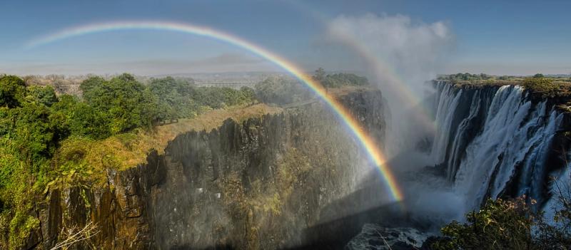 Regenbogen über den Victoria-Fällen