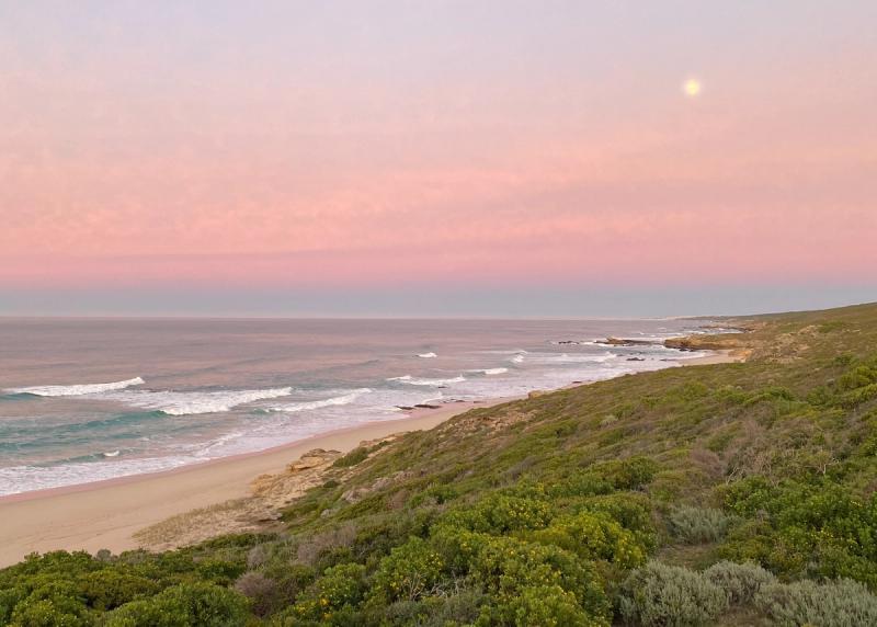 Malerischer Sonnenaufgang in warmen Pastelltönen im De Hoop Nature Reserve