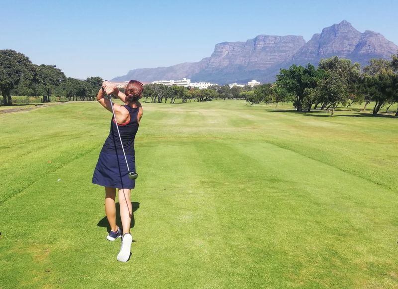 Lieblingsaktivitäten im Sommer: Manu beim Golfen am Kap