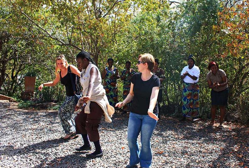 Onwards to Tongabezi! What a fantastic welcome we got - lots of singing and dancing and happy faces. Rudy is a fantastic host and showed us around this beautiful, spacious property with its green lawns, lemon trees and wooden walkways along the Zambezi.