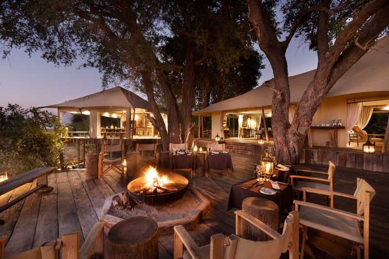 Feuerstelle im Zarafa Camp am Abend