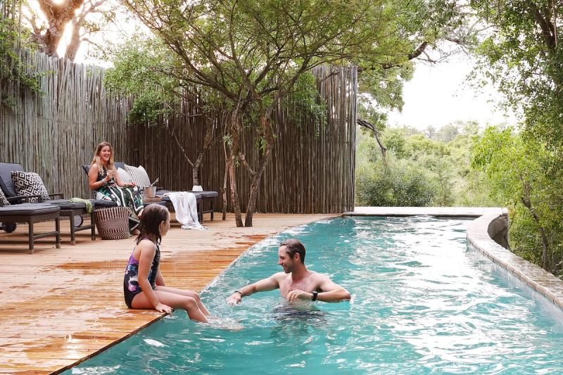 Sumergirse en la piscina