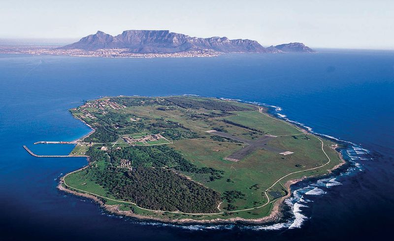 Visiter Robben Island au Cap en Afrique du Sud où se trouve la prison de Nelson Mandela.