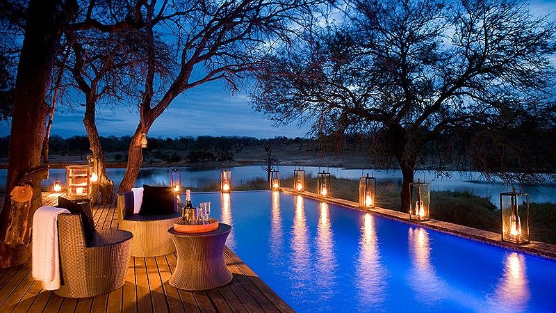 Hospedagens de luxo na África: Deck principal do Chitwa Chitwa Game Lodge