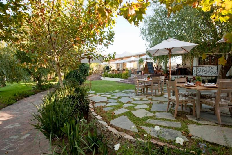Al fresco dining at Cosecha at Noble Hill 
