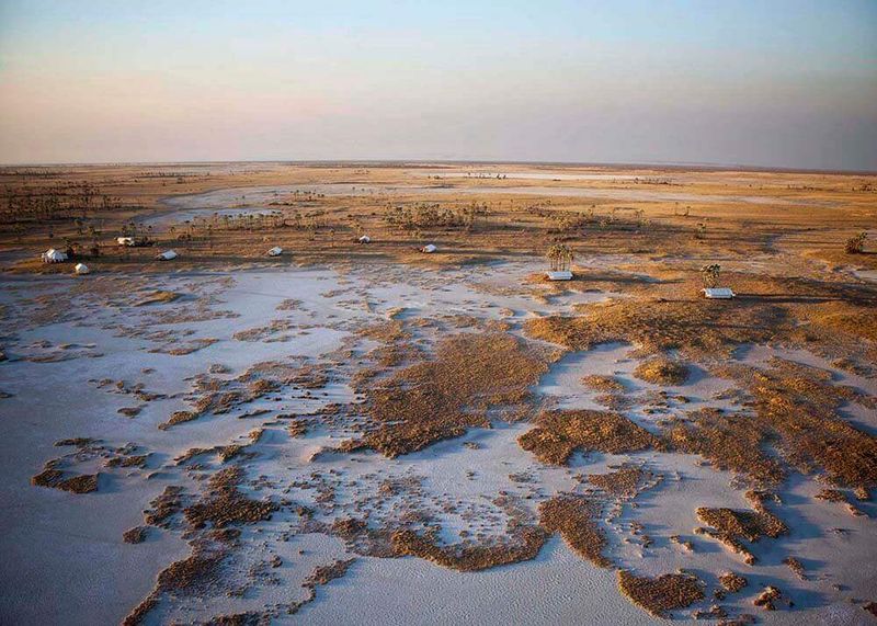 L'un des lodges safari insolites en Afrique que nous préférons: San Camp au Botswana