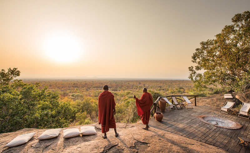 Zwei Massai lassen den Blick über den Tarangire Nationalpark schweifen - ein Highlight auf jeder Tansania-Safari