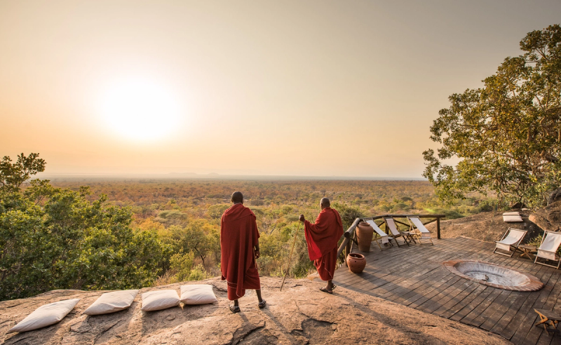 Zwei Massai lassen den Blick über den Tarangire Nationalpark schweifen - ein Highlight auf jeder Tansania-Safari