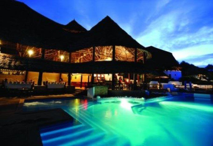 Beleuchteter Pool des Mapenzi Beach Club