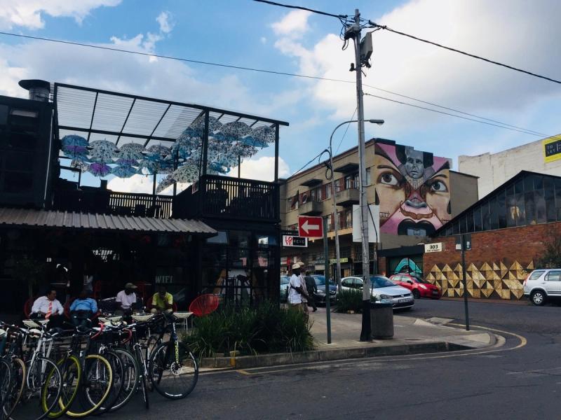 Straßenansicht in Johannesburgs Trendviertel Maboneng mit Bars und Grafittis