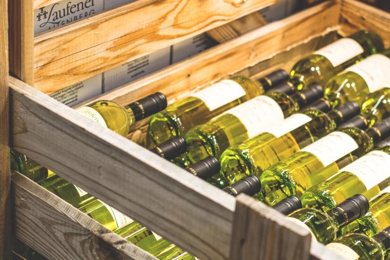 Caixa de madeira com garrafas de vinho branco