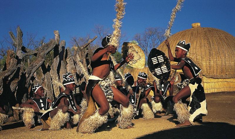 Miembros de una tribu zulú bailando la danza de la guerra