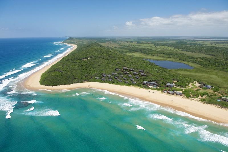 Aerial view of White Pearl Ponta Mamoli Resort along Mozambique’s coast, surrounded by coastal vegetation, sandy beaches, and turquoise ocean waters.