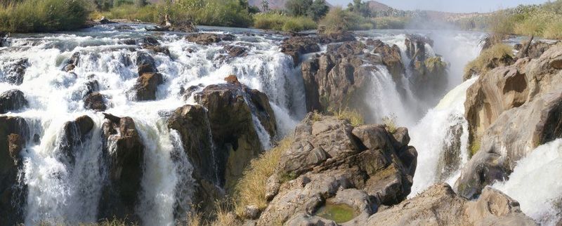 Die malerischen Epupa Falls aus der Vogelperspektive, einer der beeindruckendsten Wasserfälle in Afrika