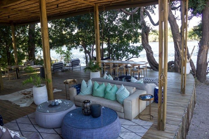 Gemütlich-moderner Gemeinschaftsbereich der Victoria Falls Island Lodge