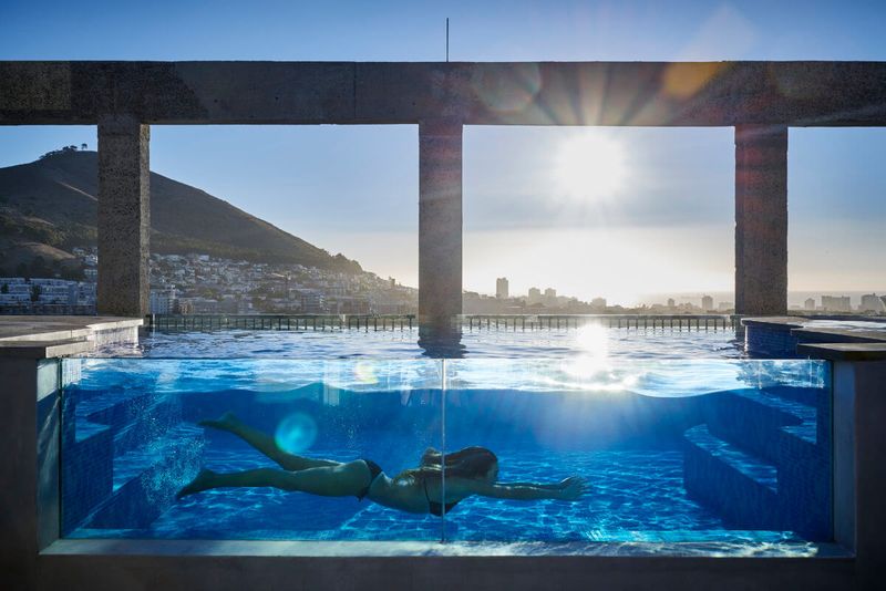 Die schönsten Unterkünfte in Afrika: Pool auf der Dachterrasse vom The Silo Hotel in Kapstadt
