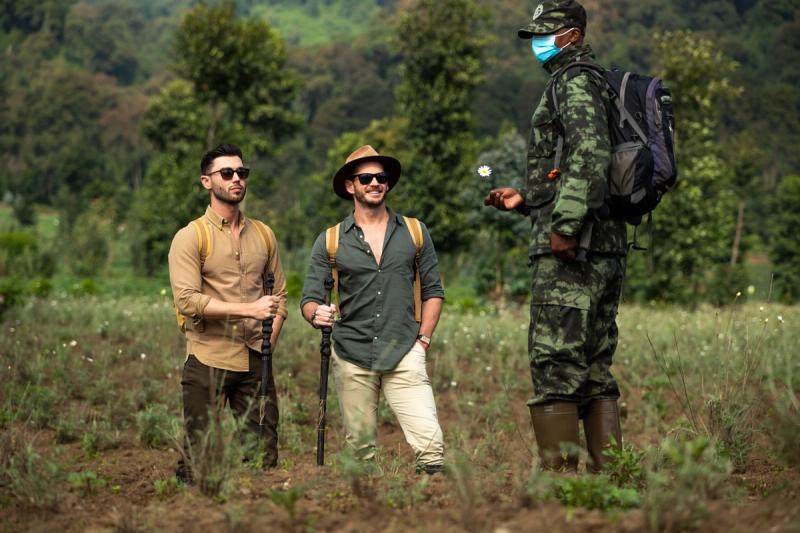 Quem disse que você não pode estar bem vestido durante o trekking com gorilas?