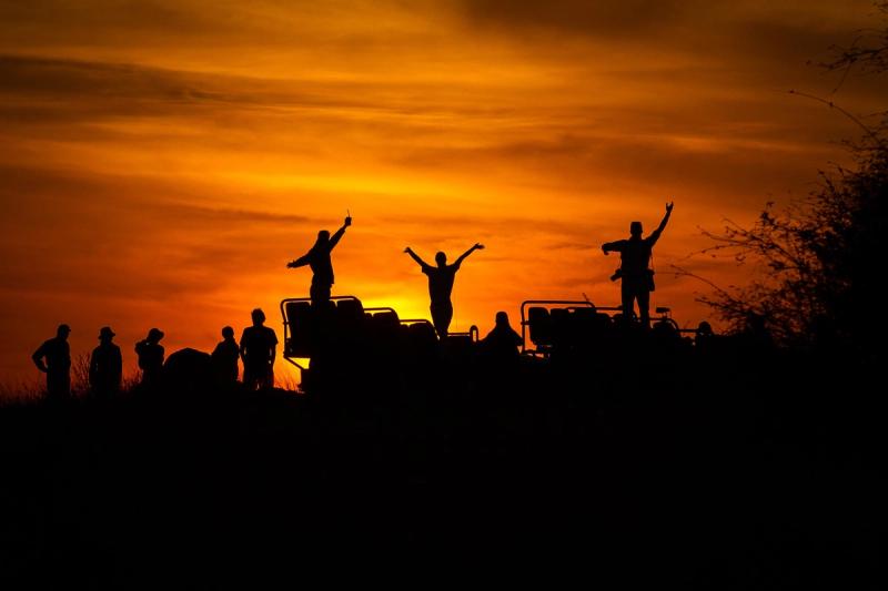 Sundowner auf einer Pirschfahrt in Afrika