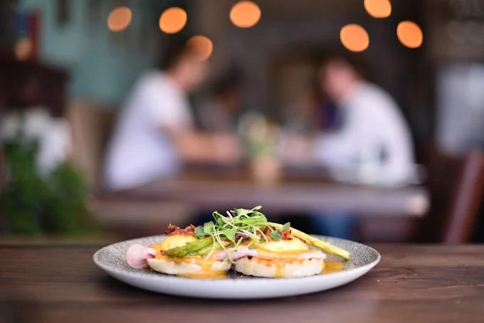 Eggs benedict at Nineteen89 restaurant