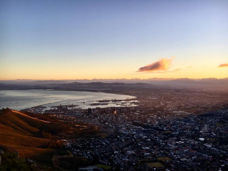 Sonnenaufgang am Lion's Head mit Blick auf Kapstadt