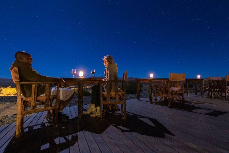 Vue de la terrasse du Kulala Desert Lodge à la nuit tombée