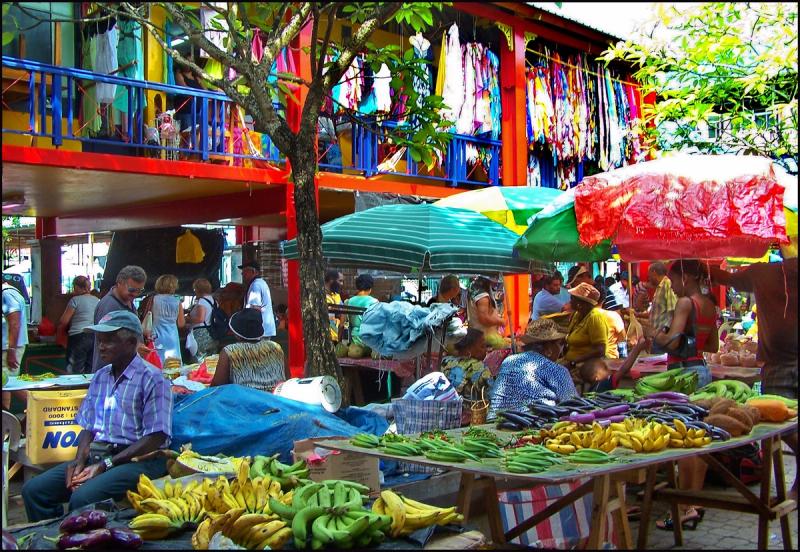 Obst und Kleidung auf einem lebhaften Markt in Victoria, Seychellen